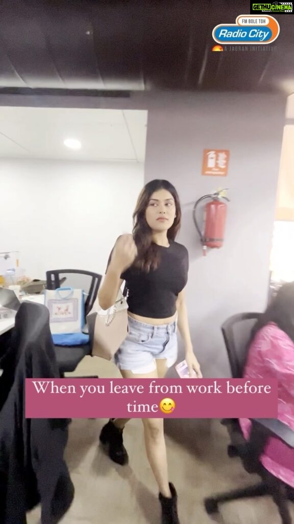 Naira Shah Instagram - Holi-day got us leaving before time 🤪🔫 Tag that colleague with the same habit in the comments👇🏻 #officereels #officememes #holi #funnyvideos #RadioCity