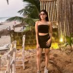 Naira Shah Instagram – Always found at sunsets, beaches or both💁🏻‍♀️! #blurry#randoms#goadiaries#nairashah#beachbaby#black#