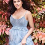 Naira Shah Instagram - 🍁🍁🍁🍁🍁 Pic credits @munnasphotography @nazneen.parmar_official @eshaasikka #nairashah#2k23#bloom#nature#loveit