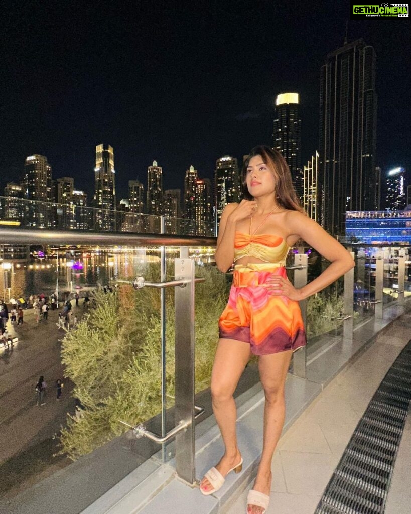 Naira Shah Instagram - In love with the magic💕😌 Wearing @preciosa_boutiq #nairashah#dubai#2k22#orange#magic Dubai, United Arab Emirates