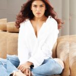 Naira Shah Instagram - Relax! And accept the crazy!!! 😌 #nairashah#2k22#decemberfeels#whiteshirt#casualstyle#casualfashion#beu photography: @munnasphotography Assistant: @prashant.photography