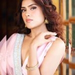Naira Shah Instagram - 🌸🌸🌸 Photography : @munnasphotography Assistant : @prashant.photography #Actor #NairaShah #Fashion #FashionModel #Photoshoot #Model #ActorLife #Artist #PhotoOfTheDay #Actress #Portraits#2022 Mumbai, Maharashtra