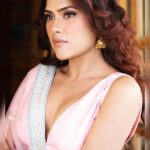 Naira Shah Instagram - Some hearts understand each other even in silence 🌸 #glowing Photo courtesy @munnasphotography Assistant @prashant.photography Hair and Make up @eshaasikka Styling @nazneen.parmar_official Thank you @amarjahills for the lovely experience Amarja Hills