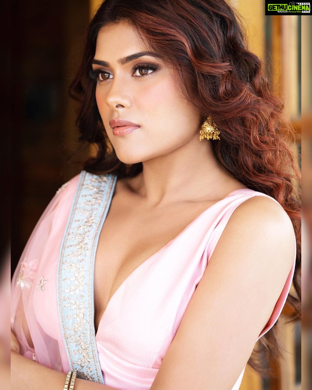 Naira Shah Instagram - Some hearts understand each other even in silence 🌸 #glowing Photo courtesy @munnasphotography Assistant @prashant.photography Hair and Make up @eshaasikka Styling @nazneen.parmar_official Thank you @amarjahills for the lovely experience Amarja Hills