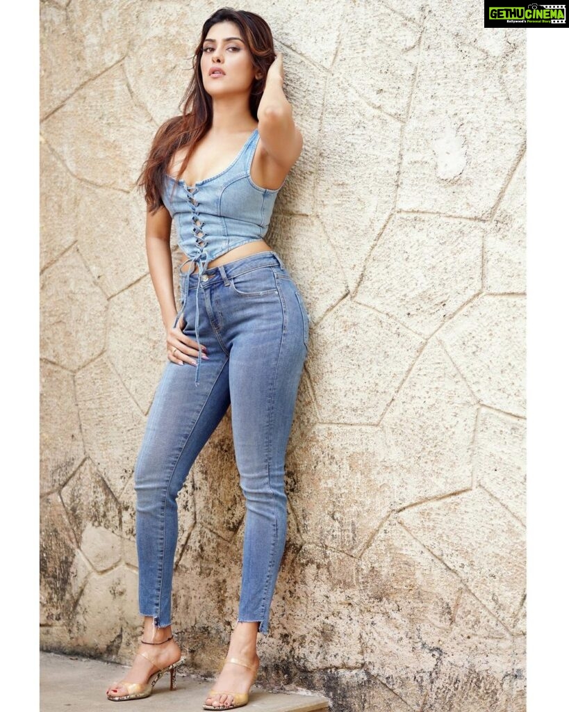 Naira Shah Instagram - 🦋🦋🦋 #DenimOnDenim #ModelStyle #FashionForward #OOTD #Fashion #ModelLife #Actor #OOTD #Trending