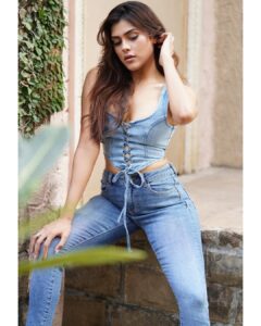 Naira Shah Instagram - 🦋🦋🦋

#DenimOnDenim #ModelStyle #FashionForward #OOTD #Fashion #ModelLife #Actor #OOTD #Trending