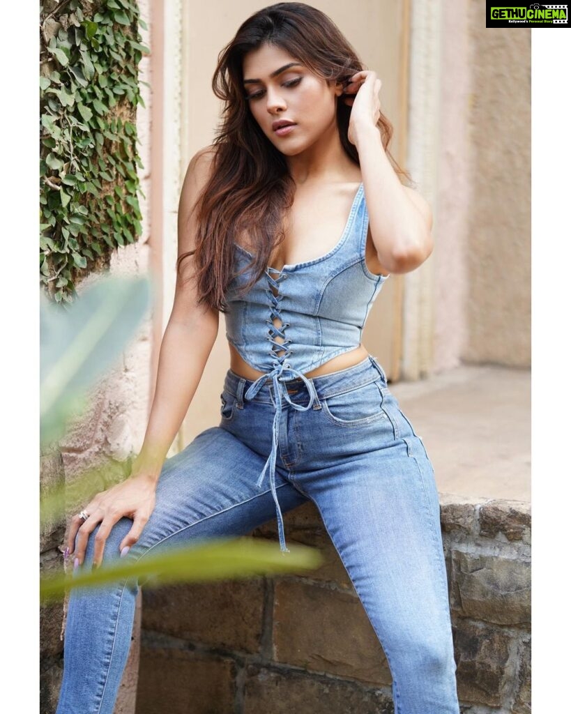 Naira Shah Instagram - 🦋🦋🦋 #DenimOnDenim #ModelStyle #FashionForward #OOTD #Fashion #ModelLife #Actor #OOTD #Trending