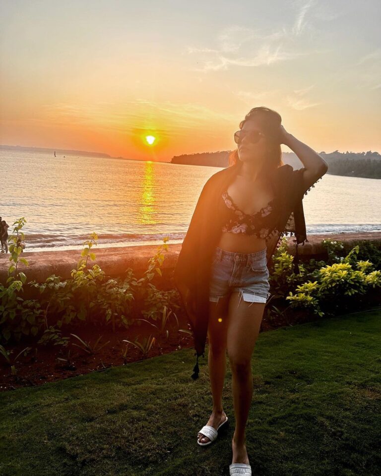 Naira Shah Instagram - Told ya ⛅️🌊❣️ #NairaShah #Actor #Actress #Model #BeachLife #Sunset #ChasingSunsets #BeachLife #Travel #Summer #Nature #PhotoOfTheDay #BeachLife