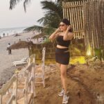 Naira Shah Instagram - Always found at sunsets, beaches or both💁🏻‍♀️! #blurry#randoms#goadiaries#nairashah#beachbaby#black#
