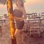 Naira Shah Instagram - Always found at sunsets, beaches or both💁🏻‍♀️! #blurry#randoms#goadiaries#nairashah#beachbaby#black#