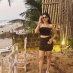 Naira Shah Instagram - Always found at sunsets, beaches or both💁🏻‍♀️! #blurry#randoms#goadiaries#nairashah#beachbaby#black#