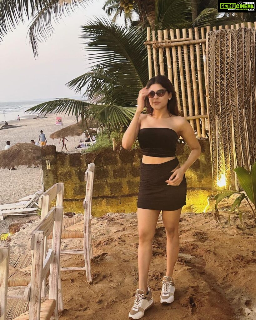 Naira Shah Instagram - Always found at sunsets, beaches or both💁🏻‍♀️! #blurry#randoms#goadiaries#nairashah#beachbaby#black#