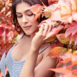 Naira Shah Instagram - 🍁🍁🍁🍁🍁 Pic credits @munnasphotography @nazneen.parmar_official @eshaasikka #nairashah#2k23#bloom#nature#loveit