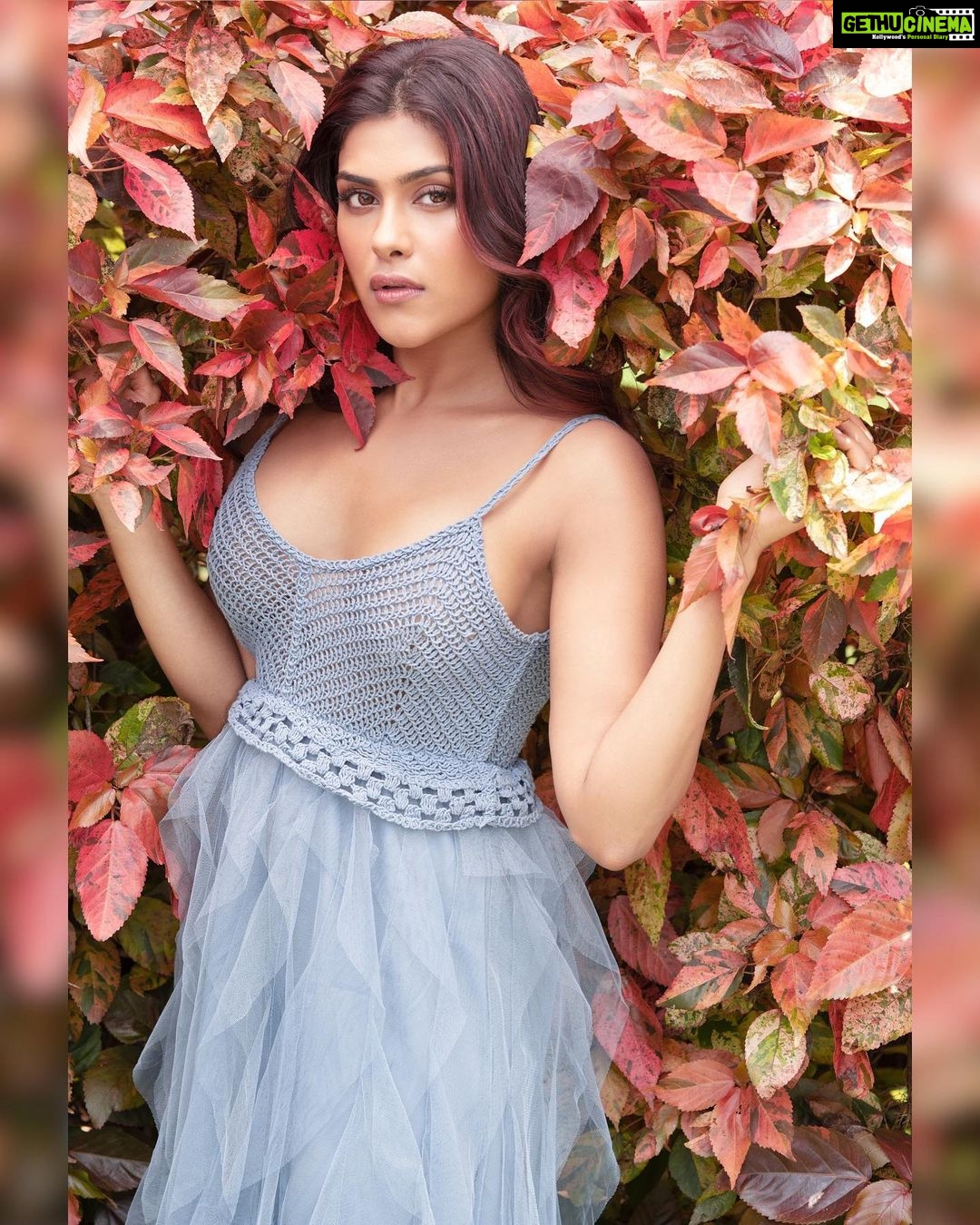 Naira Shah Instagram - The primary Feature of a woman is Not a ‘Beauty’ It’s a ‘Mystery’ Pic credits @munnasphotography Makeup @eshaasikka Styled by @nazneen.parmar_official #NairaShah #Actor #Model #Artist #Photoshoot #ModelLife #OOTD #actress#Naira #OutfitOfTheDay