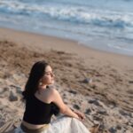 Naisha Khanna Instagram – sea, sun and smiles 🩵

📸: @ankitsahu8589 @unreel_ank