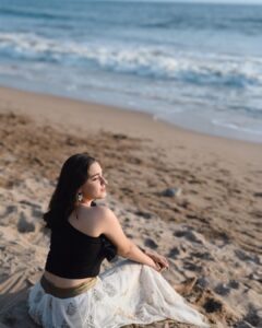 Naisha Khanna Instagram - sea, sun and smiles 🩵

📸: @ankitsahu8589 @unreel_ank