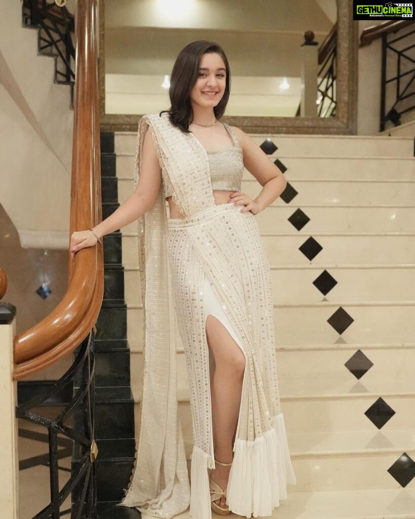Naisha Khanna Instagram - 🤍🌻🐚🌷✨ outfit: @yeh_lehenga_nahi_mehenga 📸: @black_lotus99 jewellery: @deepkiran_jwellers_ The Orchid Hotel - Mumbai
