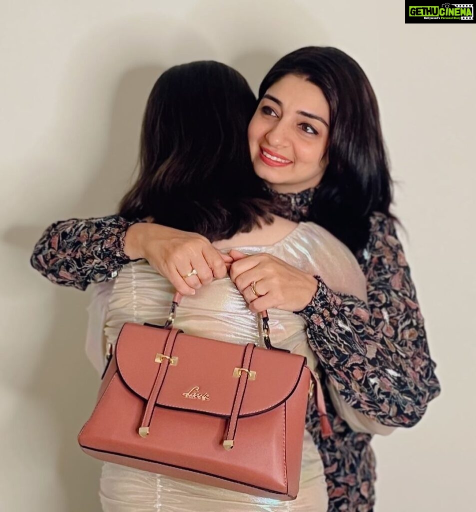 Naisha Khanna Instagram - To the woman who has created so many beautiful MoMents in my life! Thank you, Mom🥰 . Style and functionality, the perfect gift combo for your incredible mom this Mother's Day!👭🏻 with @lavieworld . #lavieworld #laviegirltribe #laviexAnushka #handbag #mothersday #mother #love #weekend #explore #naishakhanna #collab