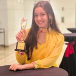 Naisha Khanna Instagram - “Best Child Actor” 🏆♥️ I’m so grateful to all my Naishains and the people who support me throughout, this one’s for you all!🤍 #bharaticonaward Thankyou @prabha_bhanushali25 ma’am and Akhil Bhansal sir for giving me this opportunity 🏆 👗: @the_adhya_designer Sahara Star