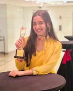 Naisha Khanna Instagram - “Best Child Actor” 🏆♥️ I’m so grateful to all my Naishains and the people who support me throughout, this one’s for you all!🤍 #bharaticonaward Thankyou @prabha_bhanushali25 ma’am and Akhil Bhansal sir for giving me this opportunity 🏆 👗: @the_adhya_designer Sahara Star