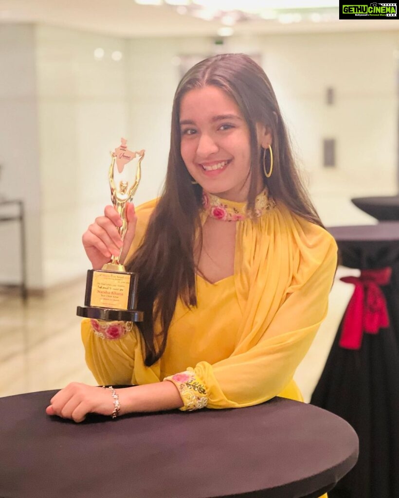 Naisha Khanna Instagram - “Best Child Actor” 🏆♥️ I’m so grateful to all my Naishains and the people who support me throughout, this one’s for you all!🤍 #bharaticonaward Thankyou @prabha_bhanushali25 ma’am and Akhil Bhansal sir for giving me this opportunity 🏆 👗: @the_adhya_designer Sahara Star