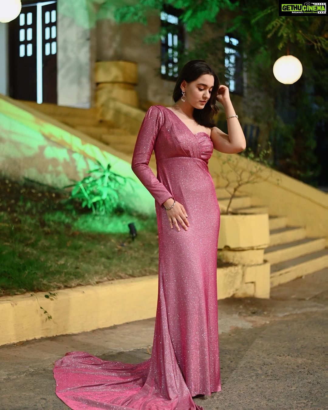 Naisha Khanna - 27K Likes - Me? Jealous of you? Bless your delusional heart π±π
π·: @ankitsahu8589 @unreel_ank
π: @the_adhya_designer
#ootd #naishains