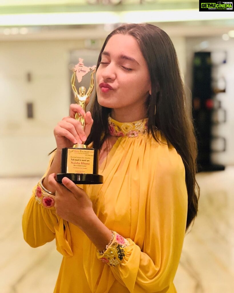 Naisha Khanna Instagram - “Best Child Actor” 🏆♥️ I’m so grateful to all my Naishains and the people who support me throughout, this one’s for you all!🤍 #bharaticonaward Thankyou @prabha_bhanushali25 ma’am and Akhil Bhansal sir for giving me this opportunity 🏆 👗: @the_adhya_designer Sahara Star