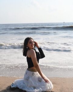 Naisha Khanna Instagram - sea, sun and smiles 🩵

📸: @ankitsahu8589 @unreel_ank
