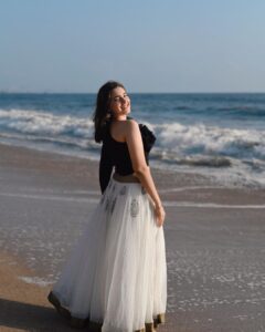 Naisha Khanna Instagram - sea, sun and smiles 🩵

📸: @ankitsahu8589 @unreel_ank