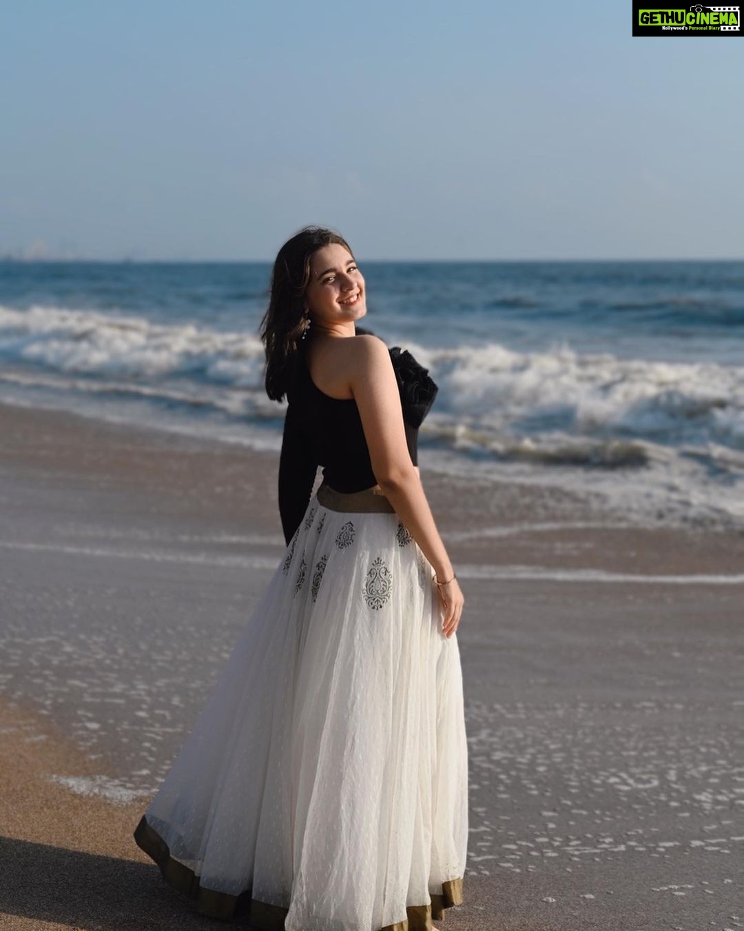 Naisha Khanna - 27.2K Likes - sea, sun and smiles π©΅
πΈ: @ankitsahu8589 @unreel_ank