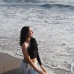 Naisha Khanna Instagram - sea, sun and smiles 🩵 📸: @ankitsahu8589 @unreel_ank