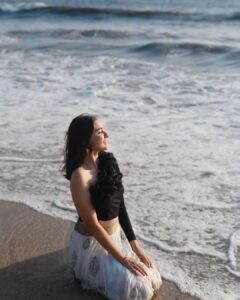 Naisha Khanna Instagram - sea, sun and smiles 🩵

📸: @ankitsahu8589 @unreel_ank