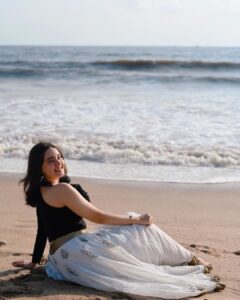 Naisha Khanna Instagram - sea, sun and smiles 🩵

📸: @ankitsahu8589 @unreel_ank