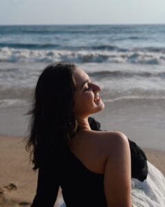 Naisha Khanna Instagram - sea, sun and smiles 🩵

📸: @ankitsahu8589 @unreel_ank