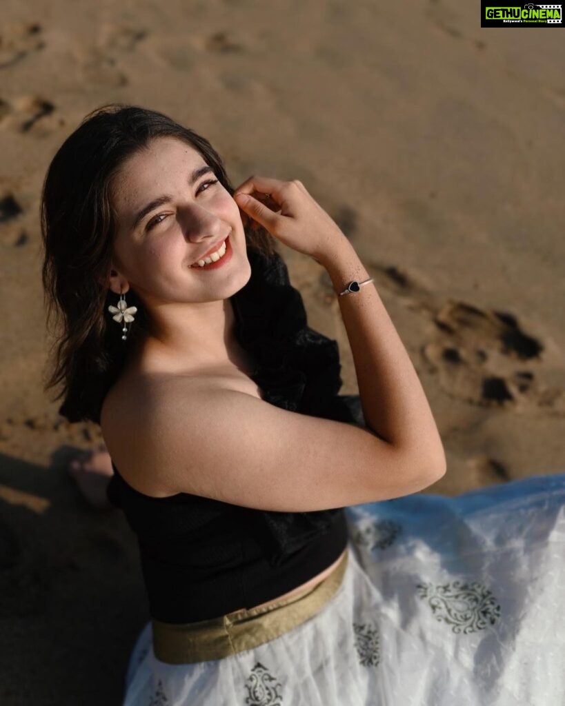 Naisha Khanna Instagram - sea, sun and smiles 🩵 📸: @ankitsahu8589 @unreel_ank