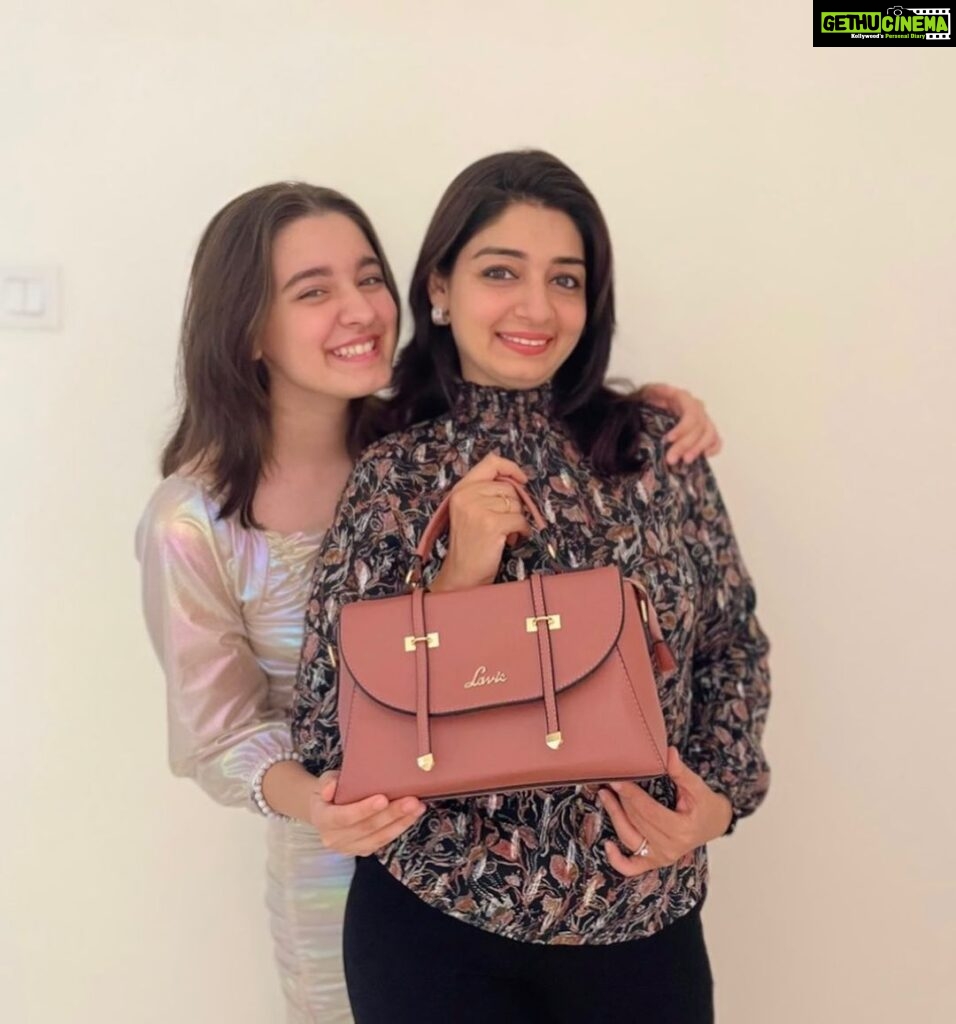 Naisha Khanna Instagram - To the woman who has created so many beautiful MoMents in my life! Thank you, Mom🥰 . Style and functionality, the perfect gift combo for your incredible mom this Mother's Day!👭🏻 with @lavieworld . #lavieworld #laviegirltribe #laviexAnushka #handbag #mothersday #mother #love #weekend #explore #naishakhanna #collab