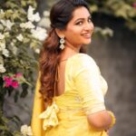 Nakshathra Nagesh Instagram - The most perfect yellow 💛 Thank you @sajna_bridal_wear_designer for stitching this blouse and creating this saree just how I had imagined in mind! ❤️ 📸 by @haran_official_ MUAH @nakshathra.nagesh Jewellery @nallininagesh