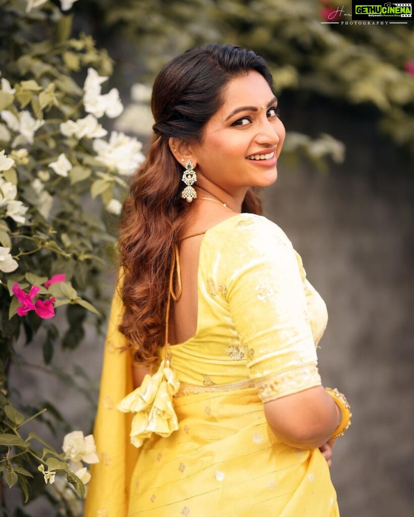 Nakshathra Nagesh Instagram - The most perfect yellow 💛 Thank you @sajna_bridal_wear_designer for stitching this blouse and creating this saree just how I had imagined in mind! ❤️ 📸 by @haran_official_ MUAH @nakshathra.nagesh Jewellery @nallininagesh