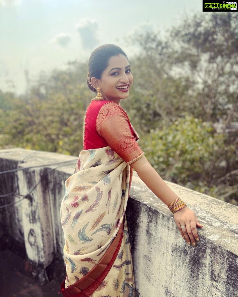 Nakshathra Nagesh Instagram - #weddingseason2023 continues.. This saree was sent to me as my anniversary gift from @pattushastra. Thank you ladies for always pouring so much love! Blouse by my absolute favorite @sajna_bridal_wear_designer, the mandala design is just 😍 and got me so many compliments Finally, photography on demand by my area boy @akash_ram76 #grateful for all the love 🧿❤️