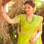 Nakshathra Nagesh Instagram – I absolutely loved putting this look together for my cousin’s wedding. And it turned out exactly the way I wanted 🍃

This beautiful green and gold saree was gifted to me by my family and @sajna_bridal_wear_designer made me the most perfect blouse and waist belt. It was exactly what I had in mind! Thank you @jyotsna.ganesh 😘 

Hair by my favourite @mani_stylist_ 🙌🏼 the yellow flowers around the messy bun was just 😍 

Jewellery from @nallininagesh ‘s collection! 

#weddingseason2023 #grateful 🧿 Miththam
