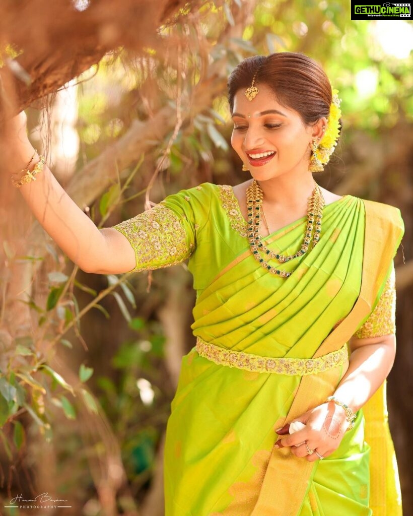 Nakshathra Nagesh Instagram - I absolutely loved putting this look together for my cousin’s wedding. And it turned out exactly the way I wanted 🍃 This beautiful green and gold saree was gifted to me by my family and @sajna_bridal_wear_designer made me the most perfect blouse and waist belt. It was exactly what I had in mind! Thank you @jyotsna.ganesh 😘 Hair by my favourite @mani_stylist_ 🙌🏼 the yellow flowers around the messy bun was just 😍 Jewellery from @nallininagesh ‘s collection! #weddingseason2023 #grateful 🧿 Miththam