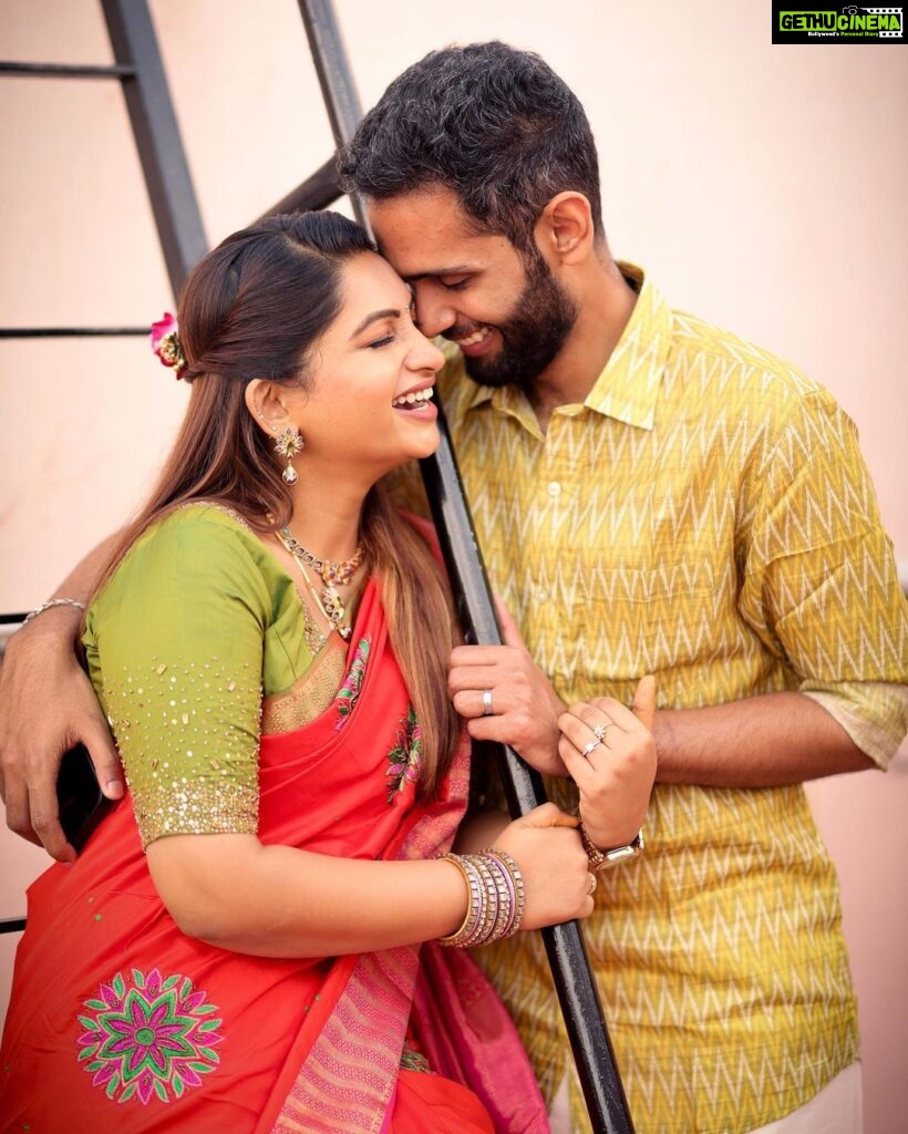 Nakshathra Nagesh Instagram - Just us ❤️ . . . . . . . . . . . Thank you @haran_official_ for capturing us so effortlessly 🧿 Blouse by the best @sajna_bridal_wear_designer Saree from @lasitha9521 Jewellery and styling by @nallininagesh #NakshufoundherRagha