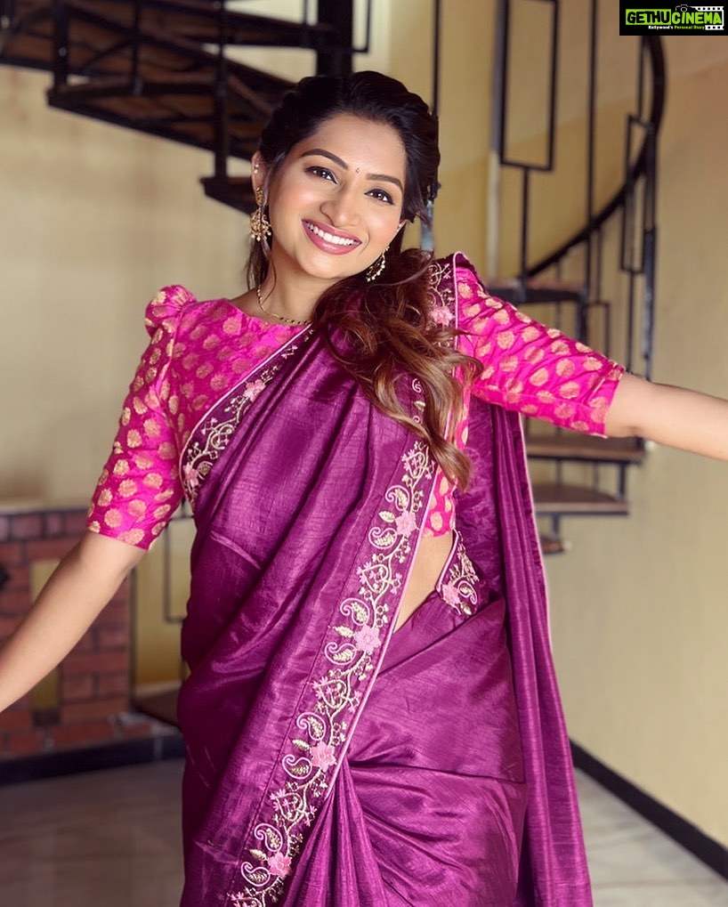 Nakshathra Nagesh Instagram - Same pose, but in my #workation (If you don’t understand, kindly refer my last post) #lovewhatyoudo #dowhatyoulove Blouse by @abarnasundarramanclothing
