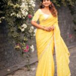 Nakshathra Nagesh Instagram - The most perfect yellow 💛 Thank you @sajna_bridal_wear_designer for stitching this blouse and creating this saree just how I had imagined in mind! ❤️ 📸 by @haran_official_ MUAH @nakshathra.nagesh Jewellery @nallininagesh