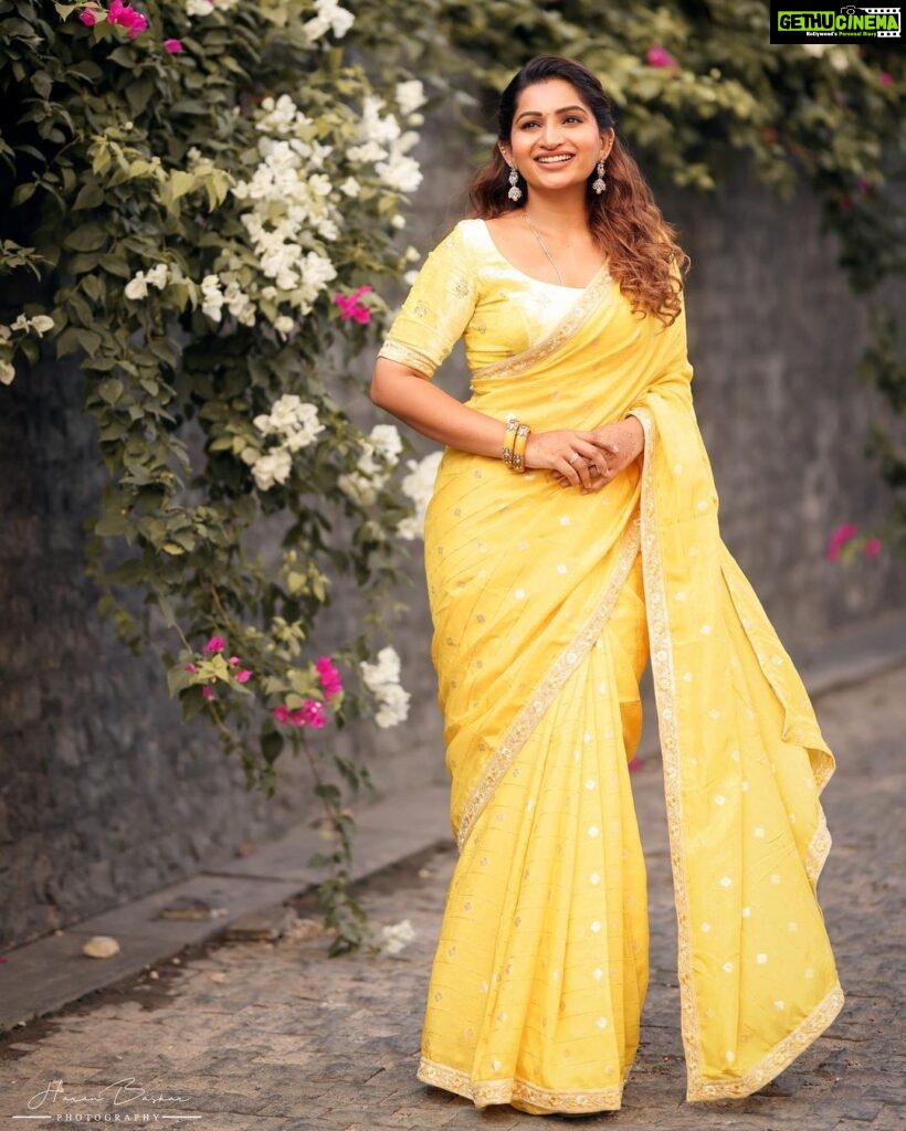 Nakshathra Nagesh Instagram - The most perfect yellow 💛 Thank you @sajna_bridal_wear_designer for stitching this blouse and creating this saree just how I had imagined in mind! ❤️ 📸 by @haran_official_ MUAH @nakshathra.nagesh Jewellery @nallininagesh