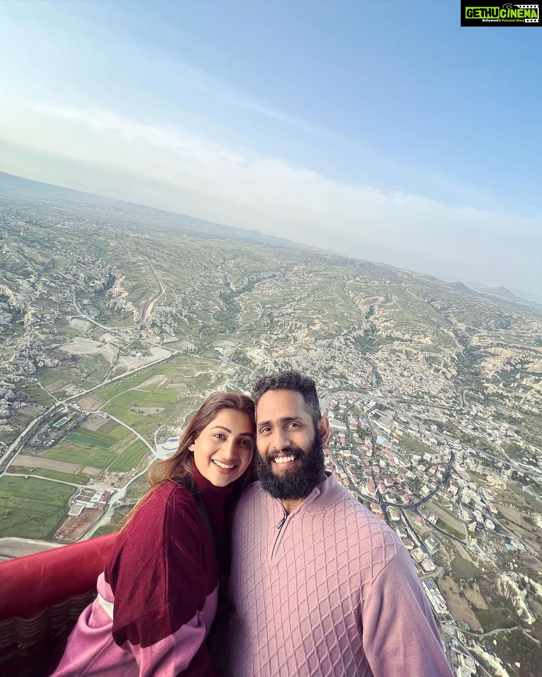 Nakshathra Nagesh Instagram - Hot air balloon ride in Cappadocia, Turkey! What a heavenly experience 😍 There were tones of tour operators to choose from, thankfully we were wise enough to leave it to @pickyourtrail to help us choose the right activities with the right people ❤️ Do download the app today if you wish to travel, it’s god sent! #pickyourtrail #turkey #NakshufoundherRagha #bucketlist #hotairballoon