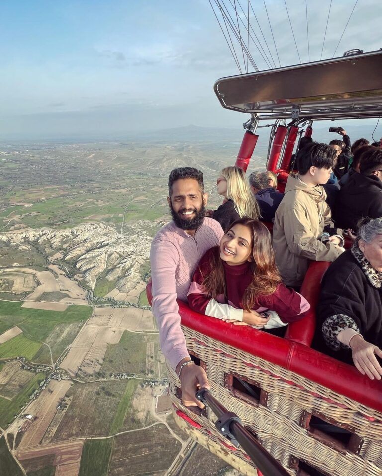 Nakshathra Nagesh Instagram - Hot air balloon ride in Cappadocia, Turkey! What a heavenly experience 😍 There were tones of tour operators to choose from, thankfully we were wise enough to leave it to @pickyourtrail to help us choose the right activities with the right people ❤️ Do download the app today if you wish to travel, it’s god sent! #pickyourtrail #turkey #NakshufoundherRagha #bucketlist #hotairballoon