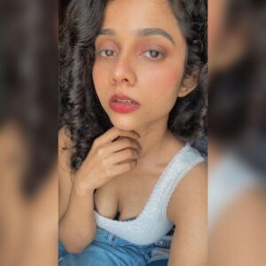 Namita Krishnamurthy Instagram - Tease burst pizza 🍕
(@hahahaharish captioned)

#namitakrishnamurthy #curlygirl #selfietime #feltcutemightdeletelater