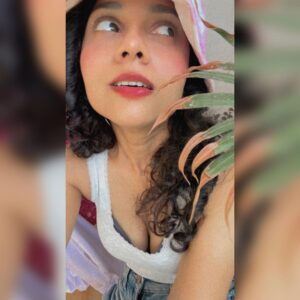 Namita Krishnamurthy Instagram - Tease burst pizza 🍕 (@hahahaharish captioned) #namitakrishnamurthy #curlygirl #selfietime #feltcutemightdeletelater