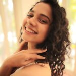 Namita Krishnamurthy Instagram - soft girl era ✨ 📸: @sat_narain #softgirl #nomakeuplook #cuteaesthetic #curlyhaircommunity #namitakrishnamurthy #tamilactress